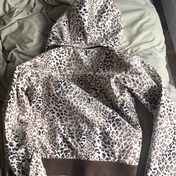 Billabong Leopard-Print Hooded Ski Jacket in Cream, Brown & Black - Picture 16 of 16